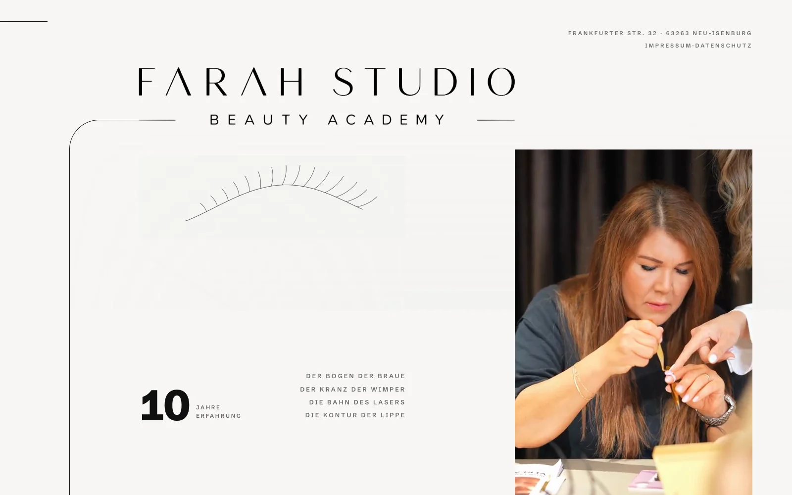 Die neue Website: heller Grund, der Schriftzug Farah Studio Beauty Academy, darunter zeichnet sich eine feine Linie als Wimpernbogen. Links steht „10 Jahre Erfahrung“, rechts ein Foto aus dem Studio.