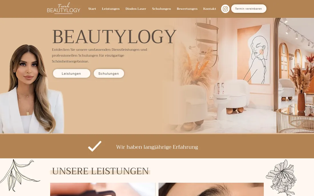 Die alte Website des Kosmetikstudios: brauner Balken, Stockfotos, Text quer über den Bildern.