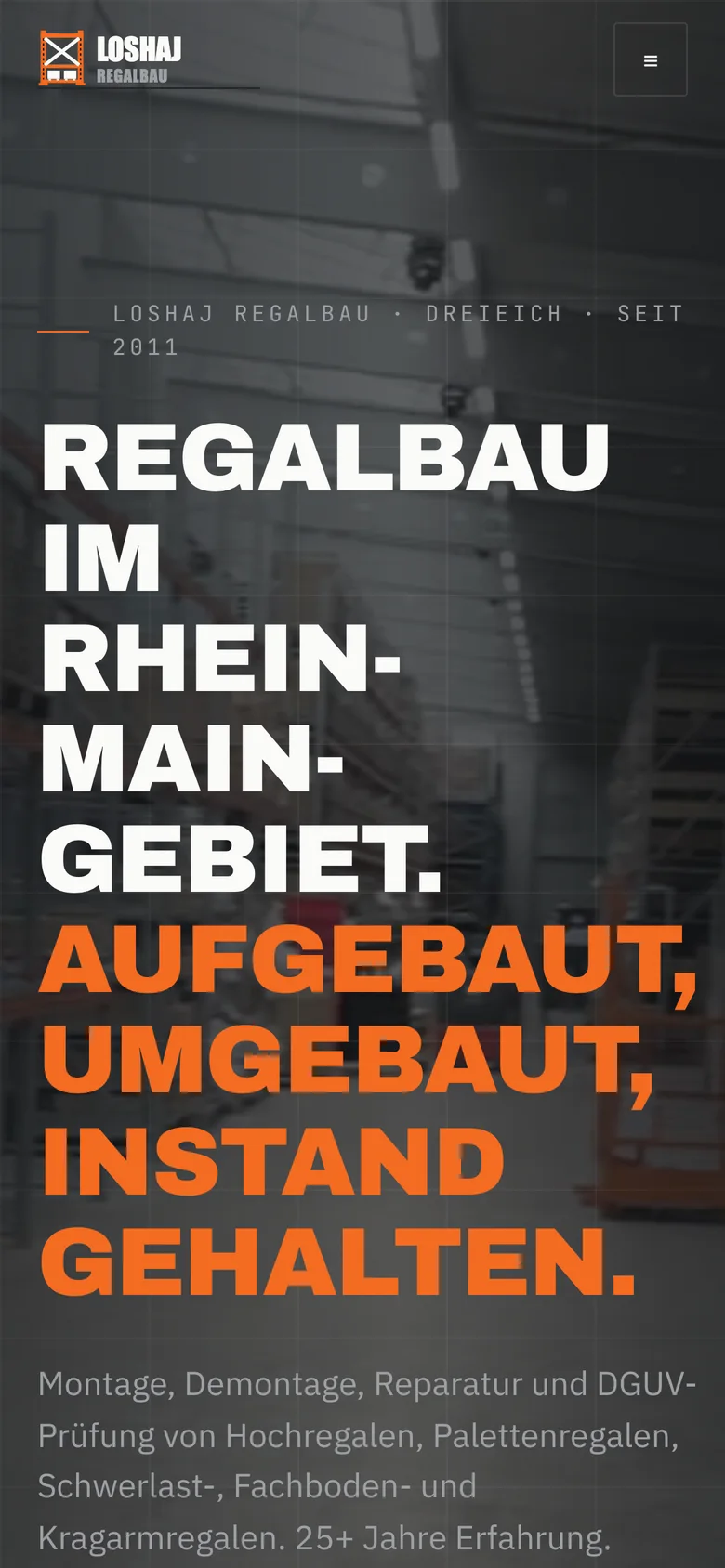 loshaj-regalbau.de auf einem Telefon: über einem Foto einer Lagerhalle steht groß „Regalbau im Rhein-Main-Gebiet.“ und in Orange „Aufgebaut, umgebaut, instand gehalten.“, darunter der Leistungsumfang von Montage bis DGUV-Prüfung