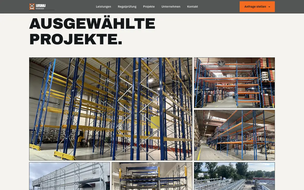 Der Abschnitt „Ausgewählte Projekte“ mit einem Raster aus Fotos ausgeführter Regalanlagen