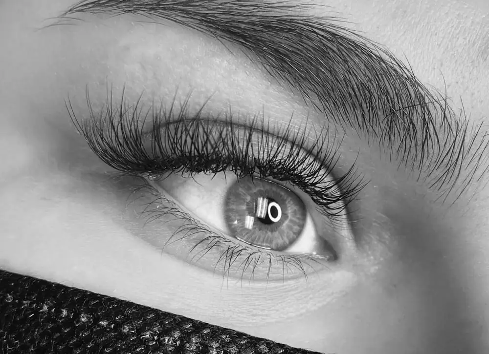 Nahaufnahme eines Auges mit langen Wimpern